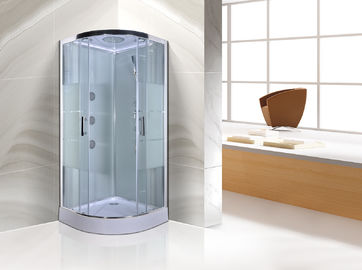 Compartimentos transparentes do chuveiro do banheiro do quadrante com os jatos grandes da massagem